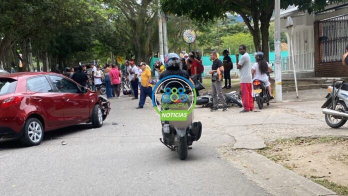 JOVEN EN MOTOCICLETA CHOCA CONTRA AUTOMÓVIL EN LA AVENIDA LOS OLIVOS DE GARZÓN